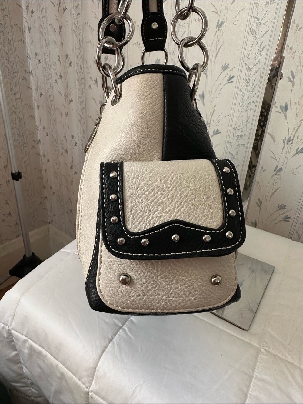 P & G Western-inspired Rhinestone Cross Concealed Carry Shoulder Bag - Picture 7 of 16